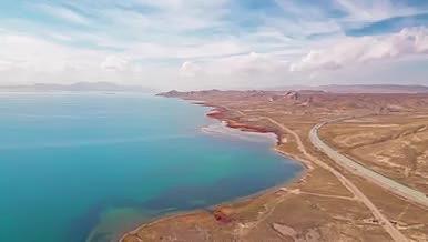 航拍青海冬给措纳湖青海最美湖视频的预览图